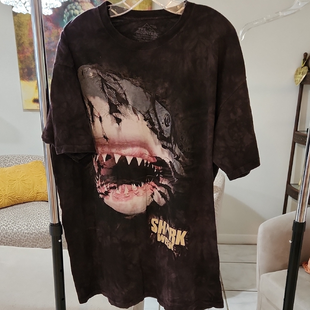 💚The Mountain Dark Shark Graphic Tee💚BOGO